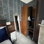 Upstairs Studio - Private kitchenette&en-suite