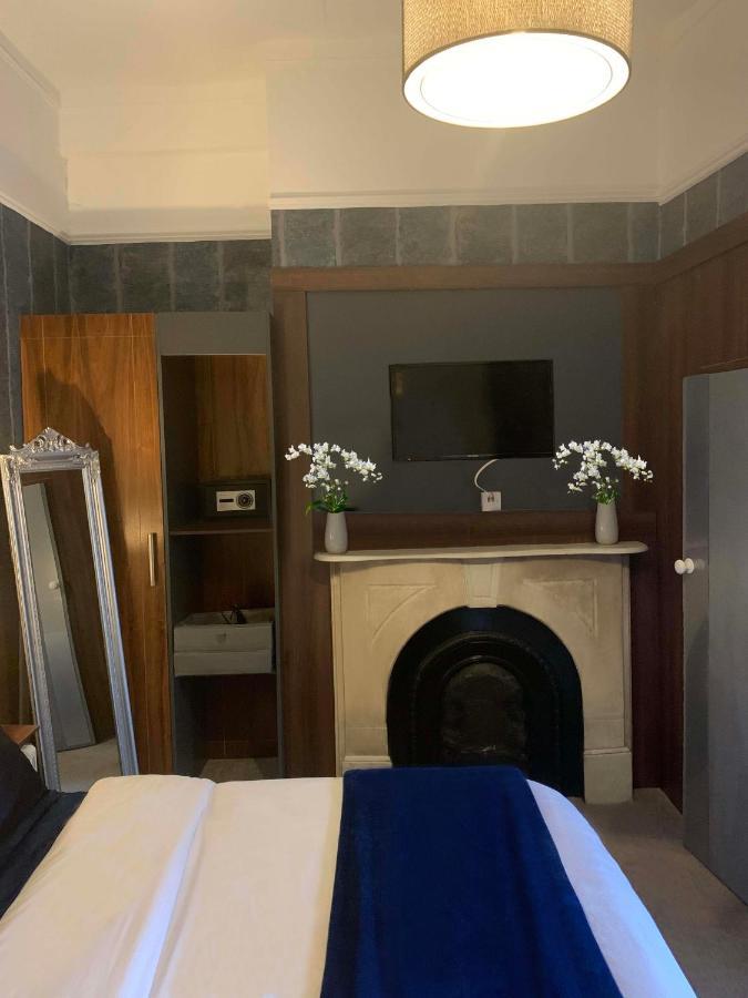 Upstairs - Private Kitchenette And Small En-suite Appartement