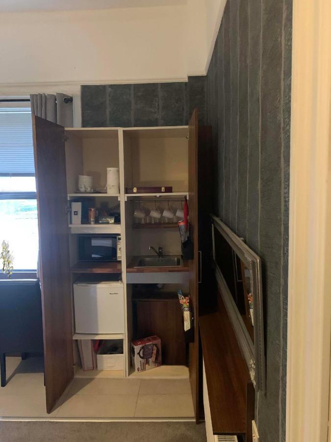 Upstairs - Private Kitchenette And Small En-suite Appartement