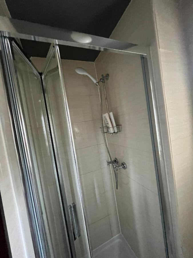 Upstairs - Private Kitchenette And Small En-suite Appartement Dublin